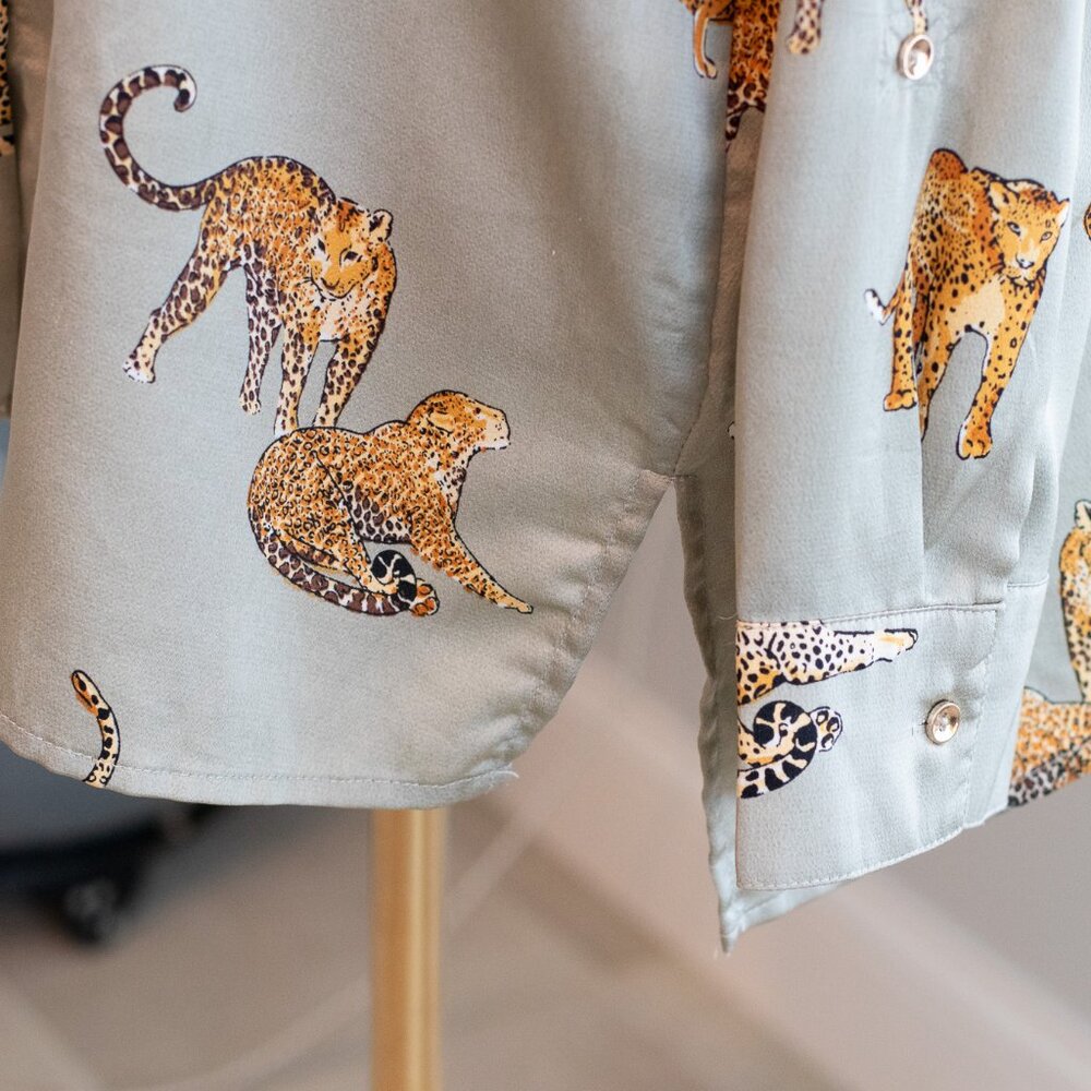 Umgee (Boutique) Sage Green Jungle Cat Blouse Size L - Picture 10 of 14